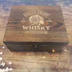 Whisky Geschenk-Set Mit 2 Gläsern, Eiswürfeln Aus Edelstahl, Zange, Samtbeutel In Einer Schönen Holzbox -Weinglas Serien Geschäft 15225e0acc60b7695d96410036b36fbc